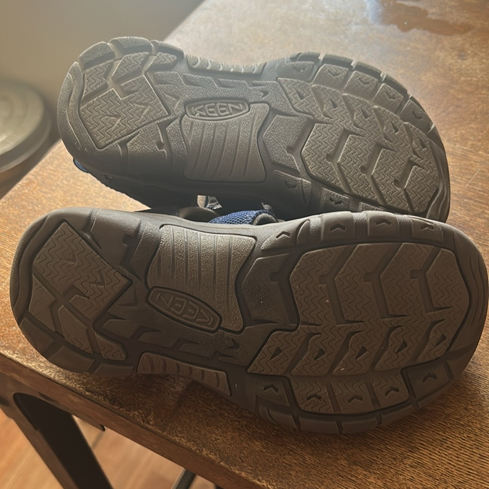 KEEN youth size 2 waterproof blue sport sandals
Pre-Owned - Picture 3 of 4